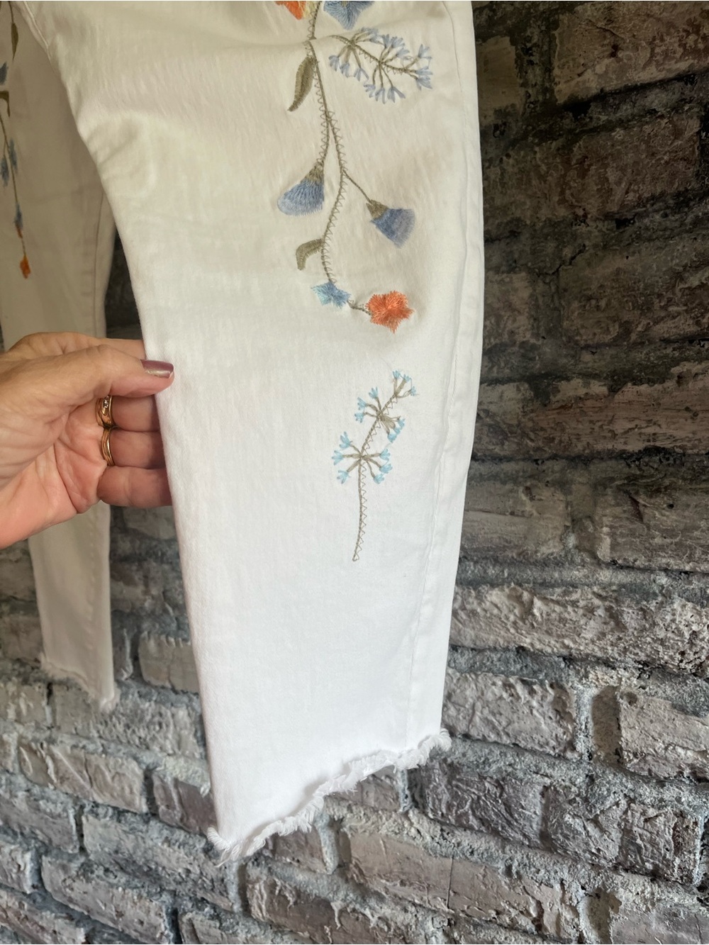 Bandolino Lisbeth Curvy Crop Floral Embroidery White Jeans in excellent like new - Picture 8 of 12